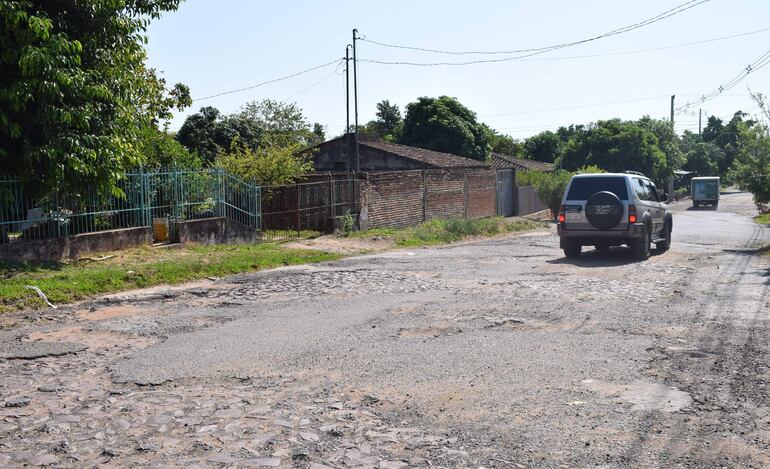 Calle Bernardino Caballero que urge sea reparada.