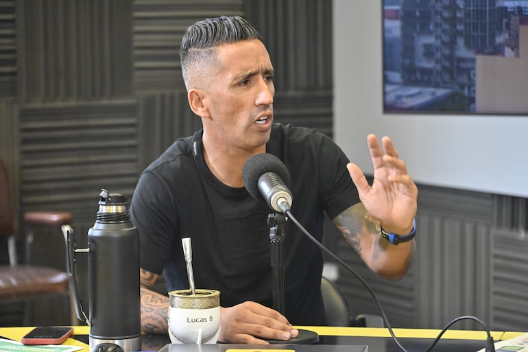 Lucas Barrios en los estudios de ABC Cardinal. Jugará en el Sportivo Luqueño