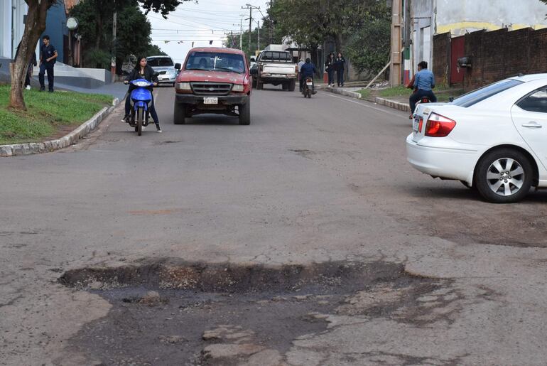 En esta imagen se puede ver la profundidad del bache sobre Pai Pereira y Yegros.