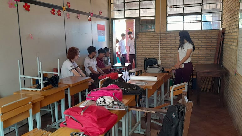 Pequeña aula del segundo curso del bachillerato técnico en informática con más de 30 alumnos. Ni siquiera tiene acondicionador de aire, solo cuenta con dos ventiladores. 