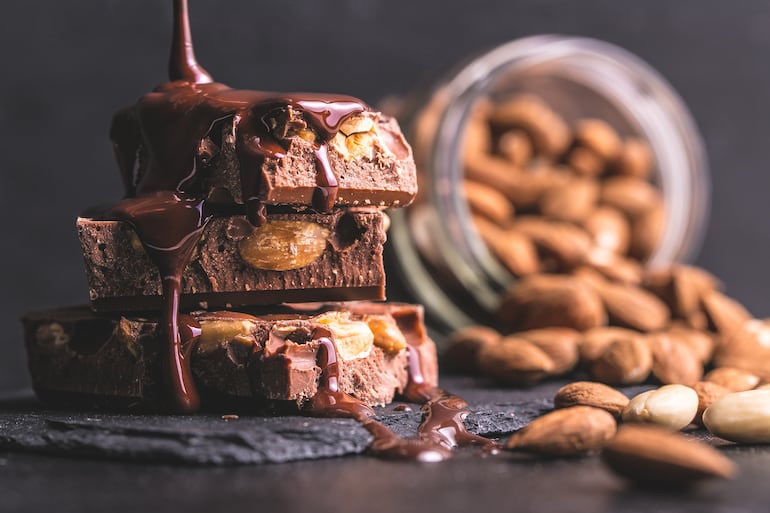 Turrón de chocolate y almendras.