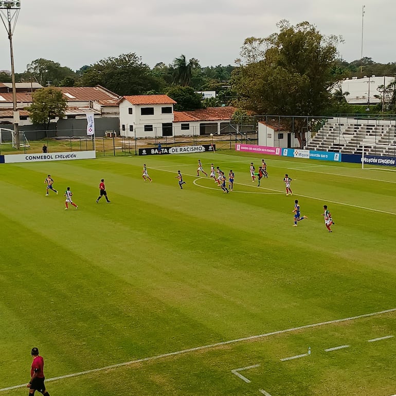 El estadio Adrián Jara, propiedad de la Conmebol, es una de las posibilidades que maneja el Sportivo Luqueño para oficiar de local en los partidos de baja convocatoria.