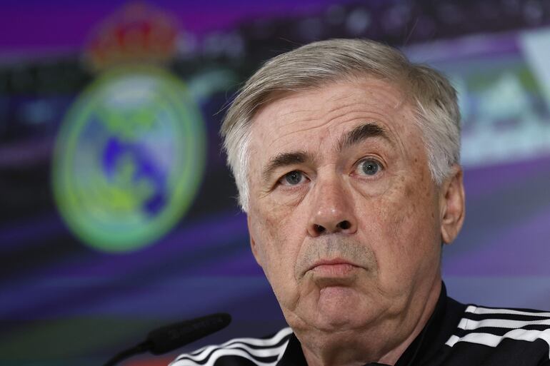 El técnico del Real Madrid, Carlo Ancelotti, ofrece una rueda de prensa tras el entrenamiento del equipo en la ciudad deportiva de Valdebebas, con el que ultima su preparación para el partido del miércoles, correspondiente a la vuelta de las semifinales de la Copa del Rey frente al Barcelona.