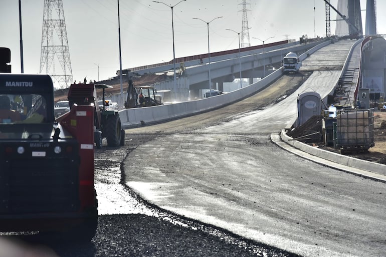 Uno de los viaducto de acceso al puente, en zona de la Costanera, ya se estaba asfaltando ayer.