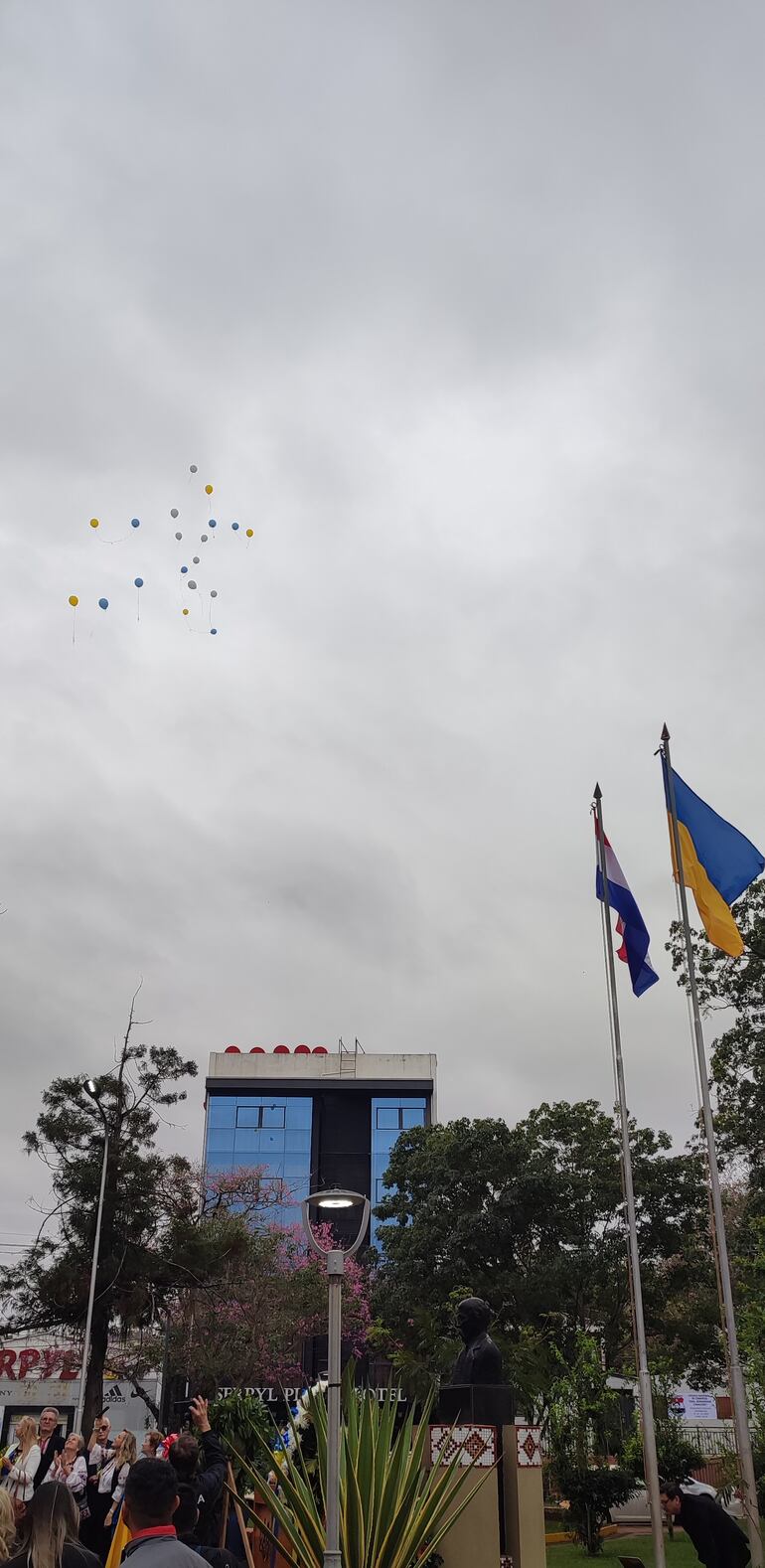 Una suelta de globos de color blanco, por la paz y de colores azul y amarillo de la bandera de Ucrania, por la soberanía del país, marcó el cierre del acto por la independencia de la república de Ucrania, en la Plaza de Armas de Encarnación.