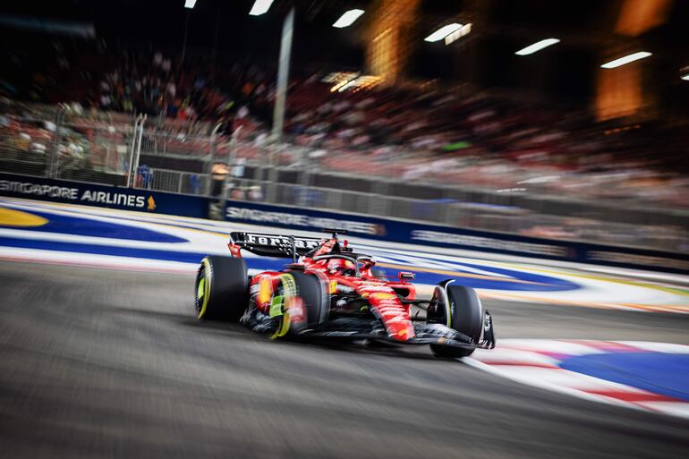 El Ferrari del monegasco Charles Leclerc durante la primera sesión de entrenamientos del Gran Premio de Singapur en el Circuito de Marina Bay, en Singapur.