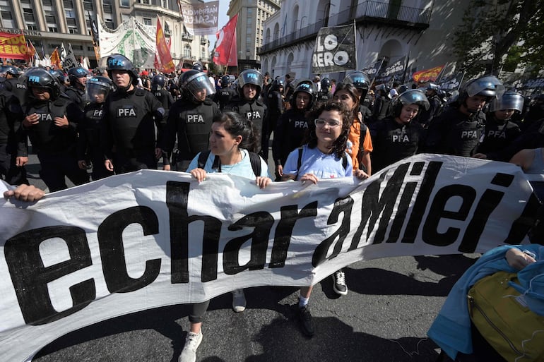 Manifestantes protestan contra las medidas del presidente argentino Javier Milei, el pasado martes en Buenos Aires.