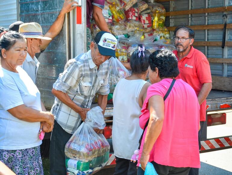 Pescadores de Villa Florida, reciben asistencia con kits de víveres tras la situación crítica del río Tebicuary que ocasiona la innavegabilidad del mismo.