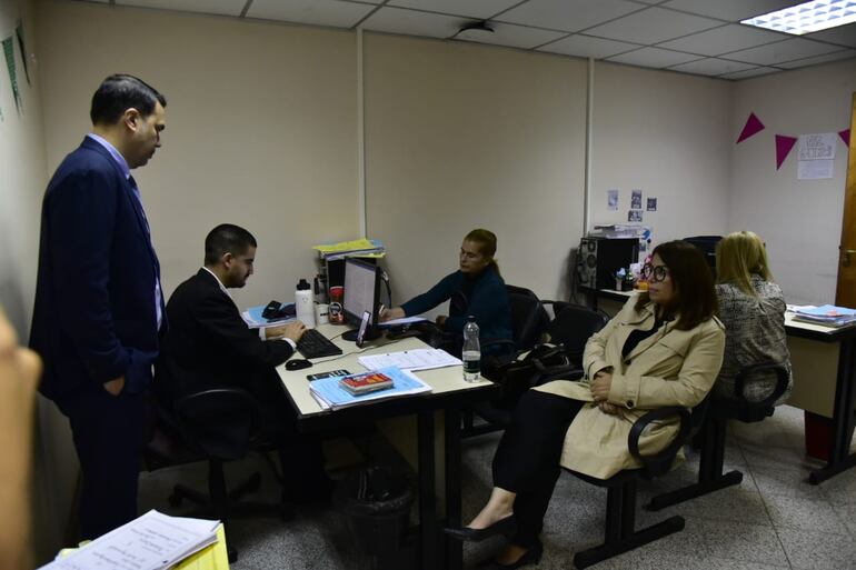 La abogada Emma González Ramos (de espaldas en el fondo), participa de la audiencia preliminar ante el juez Rolando Duarte.