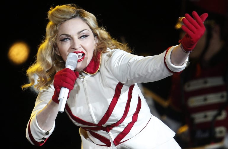 En diciembre de 2012, la cantante estadounidense Madonna mientras en concierto en el Estadio Nacional, en Santiago (Chile).