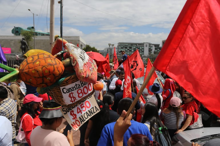 Manifestantes ecuatorianos participan en una protesta contra el posible incremento del impuesto del IVA del 12% al 15% que estudia la Asamblea Nacional hoy, en las afueras de la Asamblea Nacional, en Quito (Ecuador). La propuesta de incremento es impulsada por el presidente Daniel Noboa para reducir el déficit fiscal del país y financiar el "conflicto armado interno" que declaró contra el crimen organizado. EFE/ Julio Estrella