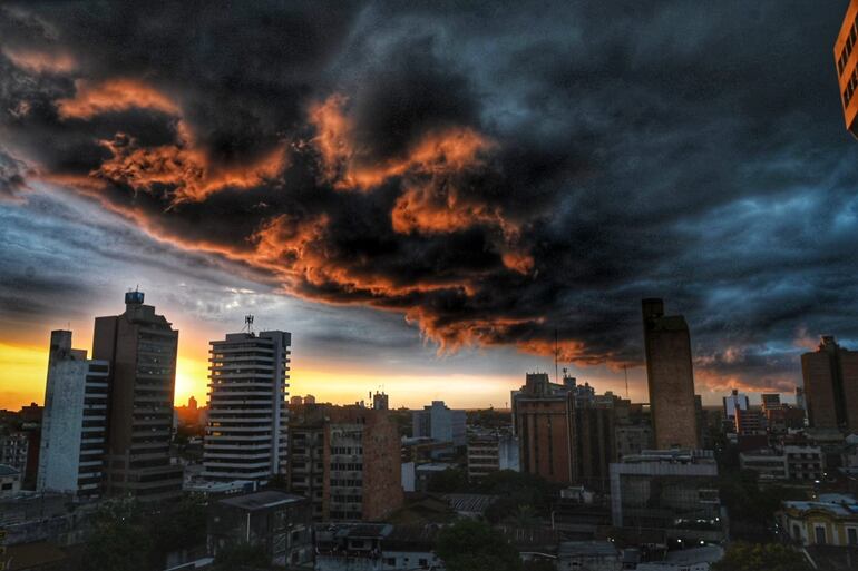 Cielo nublado con nubes negras sobre el centro de Asunción. Se ven varios edificios de altura.