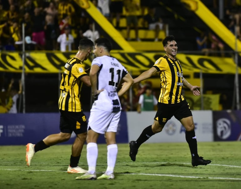 Daniel Pérez (d), futbolista de Guaraní, festeja un gol en el partido ante Tacuary por la tercera fecha del torneo Apertura 2024 del fútbol paraguayo en el estadio Rogelio Silvino Livieres, en Asunción.