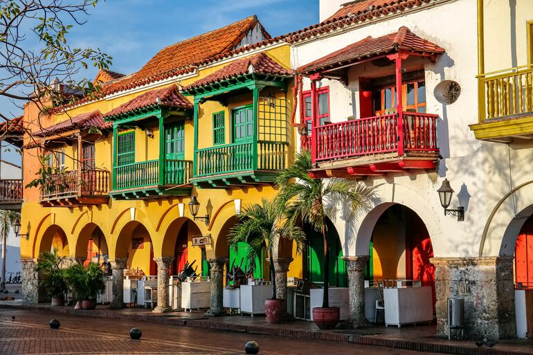 Coloridos edificios históricos con balcones y arcos, Cartagena, Patrimonio de la Humanidad de la Unesco.