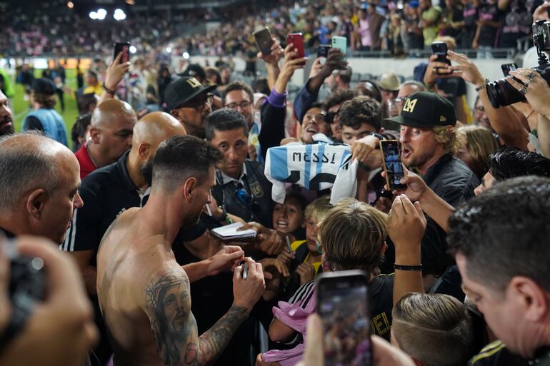 Imagen publicada en Twitter por Major League Soccer. Leo Messi firma una remera de la Selección Argentina para el actor Owen Wilson.