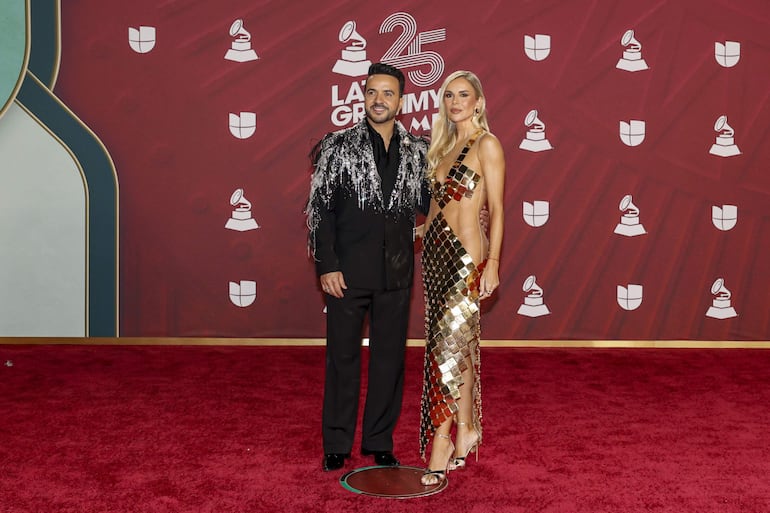 ¡De gala! El cantante puertorriqueño Luis Fonsi y su esposa la modelo Águeda López en la alfombra roja de la 25 entrega anual de los Premios Latin Grammy. (EFE/Eva Marie Uzcátegui)
