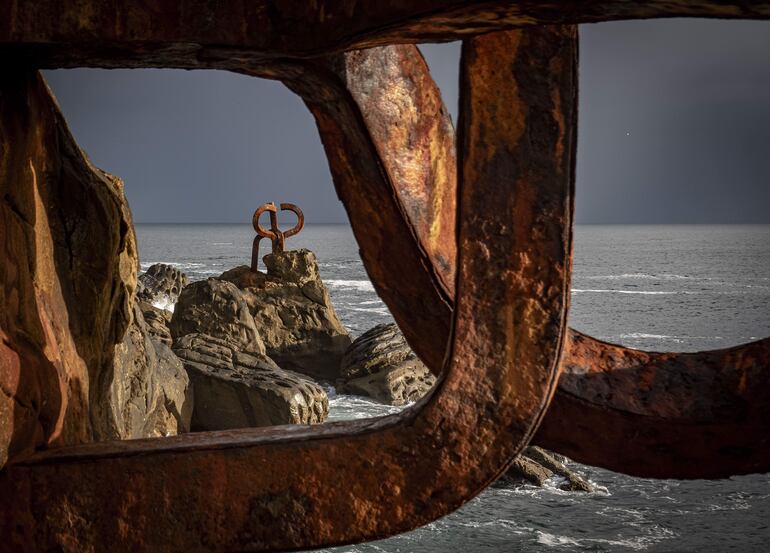 Vista de la obra escultórica El Peine del Viento de Eduardo Chillida.