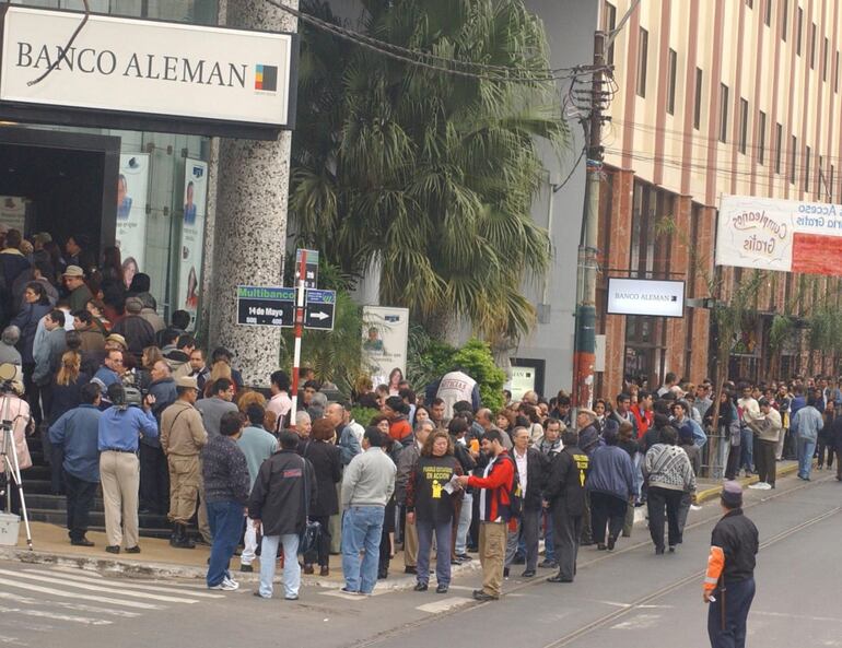 Año 2002. Tras la intervención al Banco Alemán y la fuga de sus principales directivos, los banqueros uruguayos Juan y José Peirano Basso, ahorristas hicieron largas filas durante días para tratar de recuperar sus inversiones.