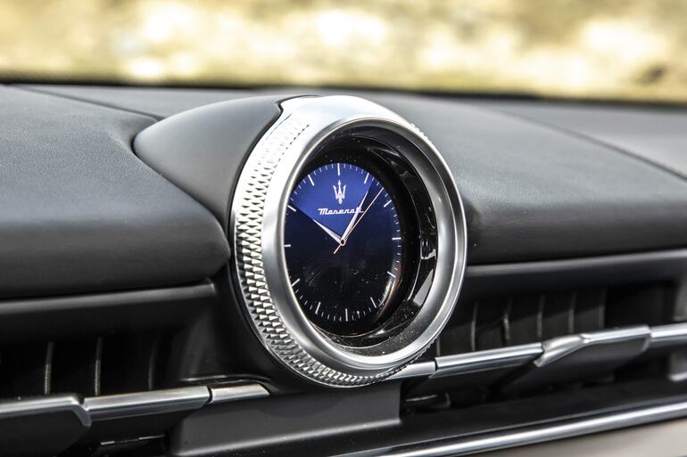 El interior contiene una esfera del reloj tradicional de Maserati, en formato digital por primera vez.