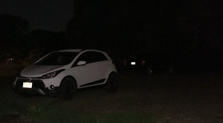 El estacionamiento del IPS Central está parcialmente a oscuras.