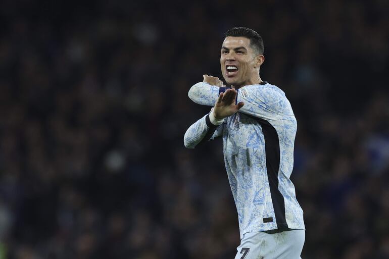 Glasgow (United Kingdom), 15/10/2024.- Portugal's player Cristiano Ronaldo gestures during the UEFA Nations League group soccer match between Scotland and Portugal, in Glasgow, Scotland, 15 October 2024. (Reino Unido) EFE/EPA/MIGUEL A. LOPES
