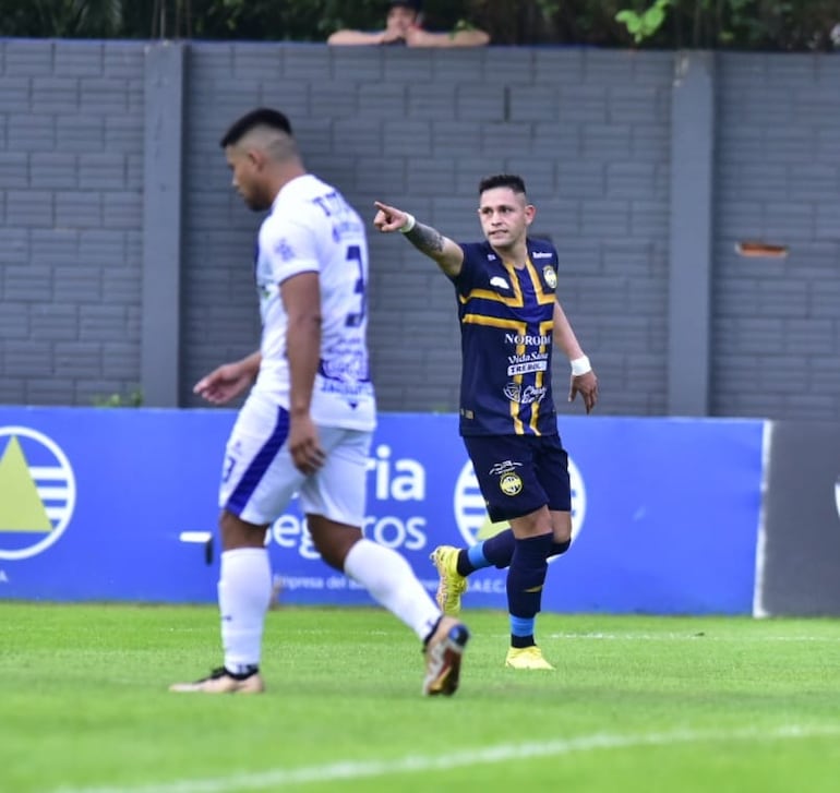 Alex Álvarez celebra uno de los goles del Sportivo Trinidense, ante el Sportivo Ameliano.