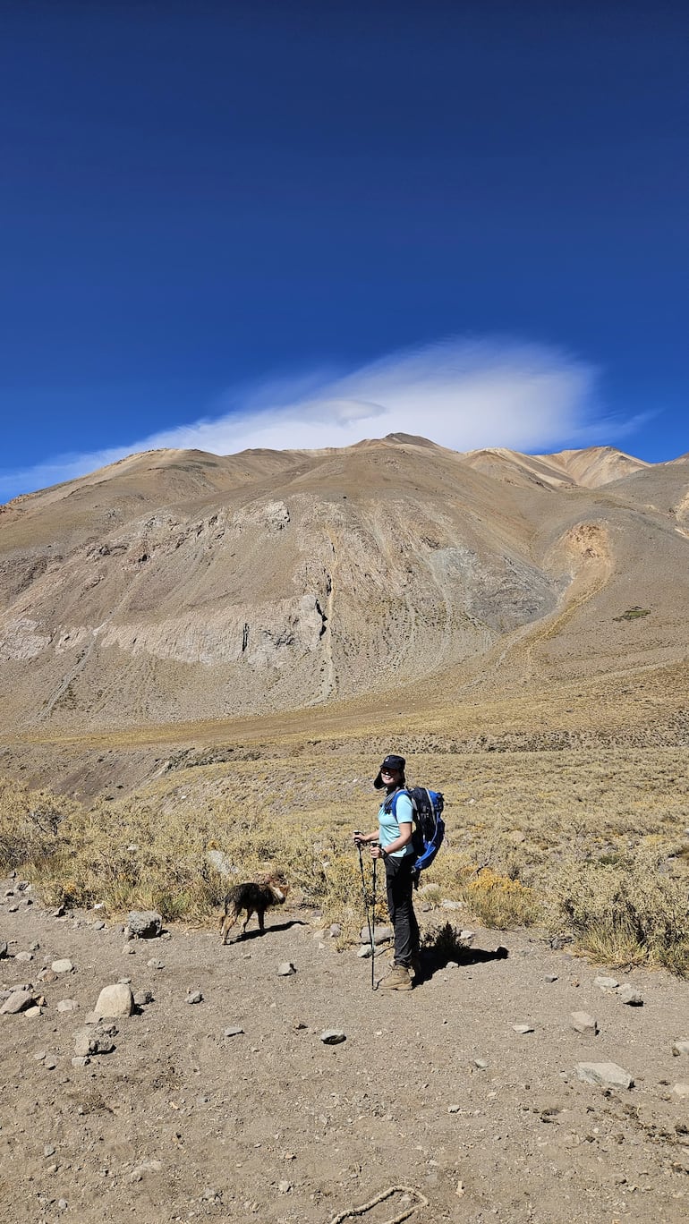 Con uno de los "mejores amigos" acostumbrados a acompañar a turistas hacia las montañas.