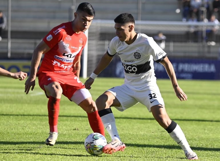 Erik López quiere llevarse el balón ante la marca de Valdez