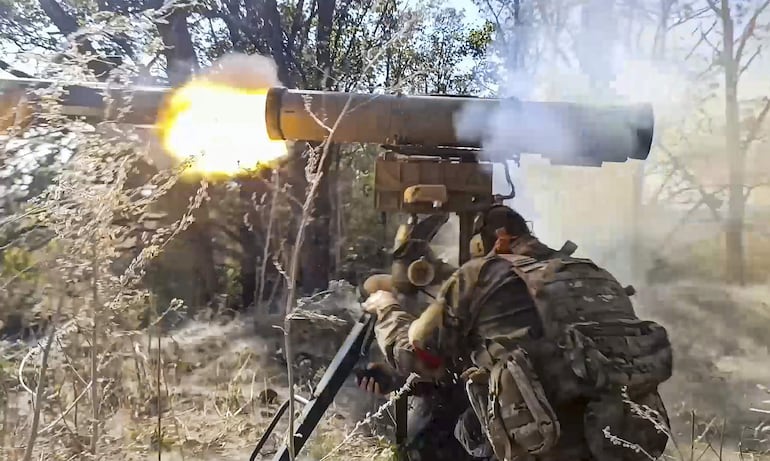 Un soldado ruso dispara un cohete anti tanques durante combates con fuerzas ucranianas.