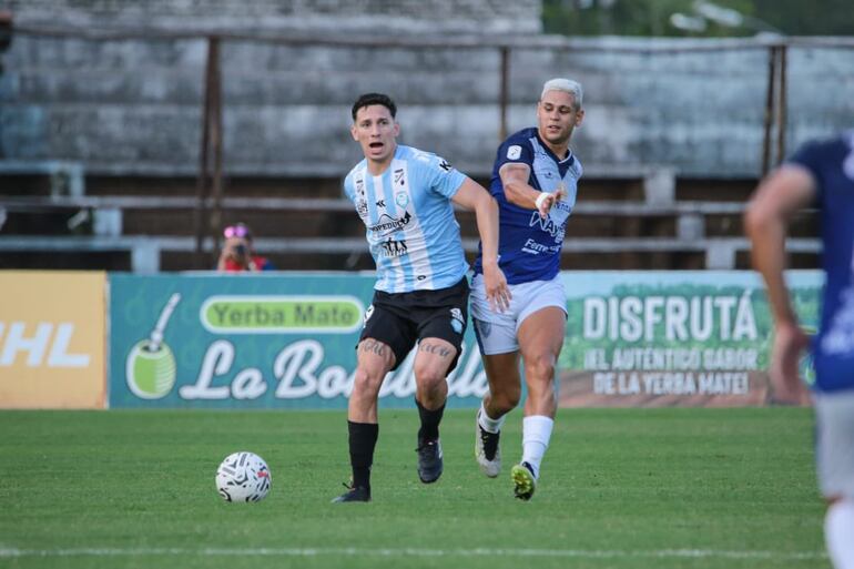 Jonathan Paiz  (Guaireña) disputa el balón con Sergio Bareiro (Ameliano).