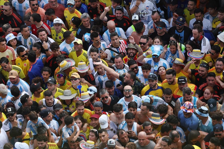 El ingreso al Hard Rock Stadium para la final de la Copa América 2024 fue desbordado por hinchas colombianos y argentinos, obligando al retraso del inicio del partido entre Argentina y Colombia. 