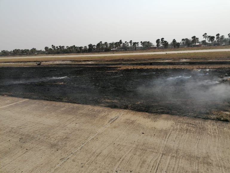 El incendio afectó el aeropuerto de Fuerte OIimpo.