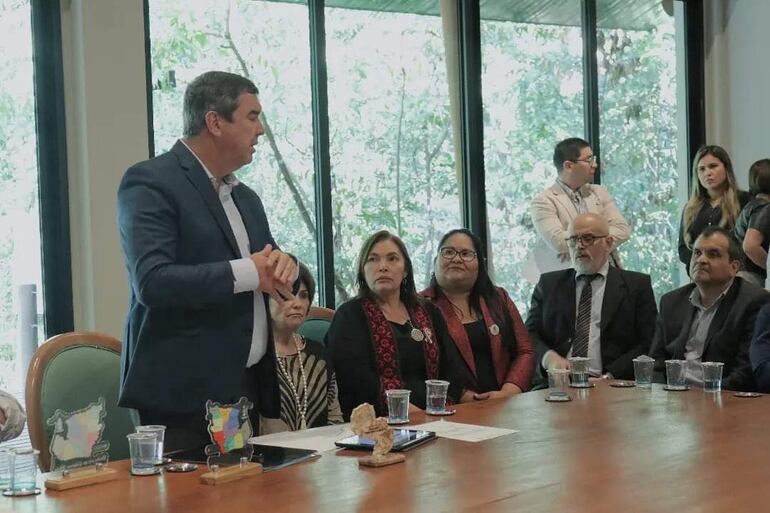 Reunión de autoridades del país y del Brasil para conversar sobre el proyecto del puente sobre el río Apa.