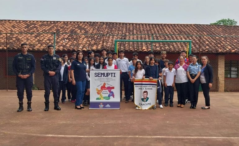 Con charlas informativas policías advierten a estudiantes de diversas escuelas de Cordillera sobre los daños que causan las drogas