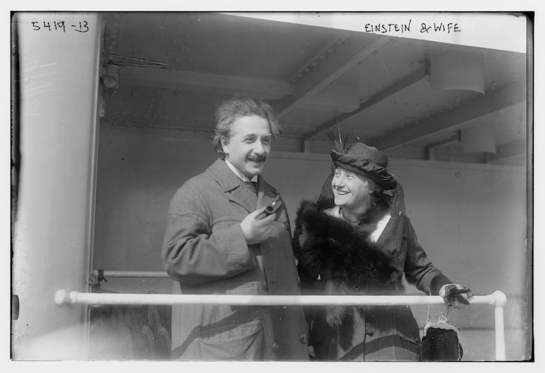 Einstein y su esposa, Elsa, circa 1920. Librería del Congreso, EE. UU.