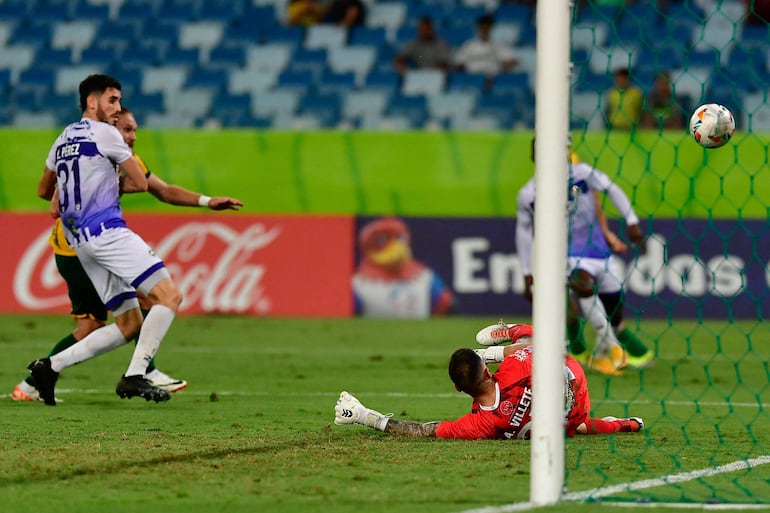 El paraguayo Isidro Pitta, jugador del Cuiabá, define en una jugada del partido contra Metropolitanos de Venezuela por la fase de grupos de la Copa Sudamericana 2024 en el estadio Arena Pantanal, en Cuiabá, Brasil.