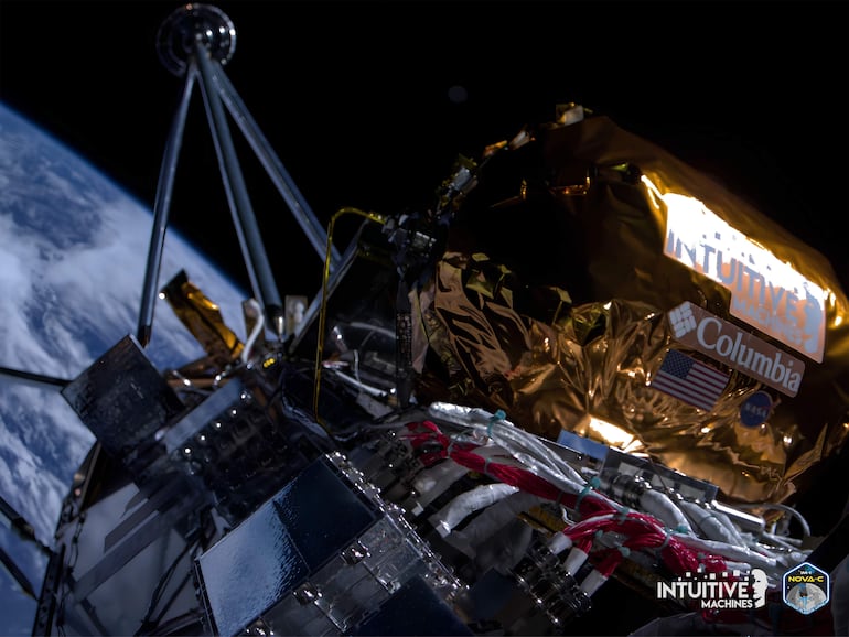 Una vista de la Tierra y uno de los tanques de presión de combustible de Odiseo, a bordo de la misión IM-1. El módulo Odiseo se halla en el último trecho del viaje que lo colocará en la superficie lunar, en la que prevé posarse el jueves a las 17:49 horas del este estadounidense (22:49 GMT) y, tras lo cual, EE.UU. cerrará un paréntesis de más de 50 años sin presencia en la Luna. El módulo, de 4,3 metros de altura y 675 kilos de peso, se hallaba la tarde del martes a unos 68.000 kilómetros de su punto de llegada, el macizo de Malapert, a unos 300 kilómetros del Polo Sur lunar, un área cercana a una de las trece regiones candidatas para el alunizaje de la próxima misión tripulada del programa Artemis de la NASA.