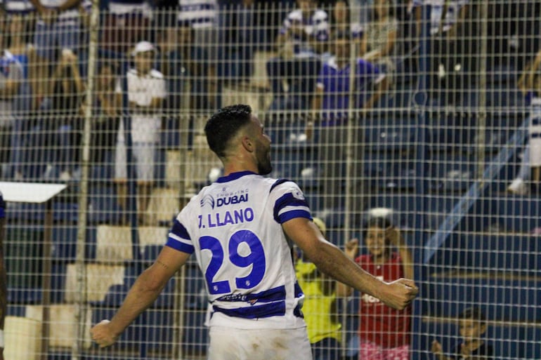 Félix Llano, futbolista del 2 de Mayo, celebra un gol en el partido frente a Sportivo Trinidense por la segunda jornada del torneo Apertura 2024 del fútbol paraguayo en el estadio Río Parapití, en Pedro Juan Caballero.