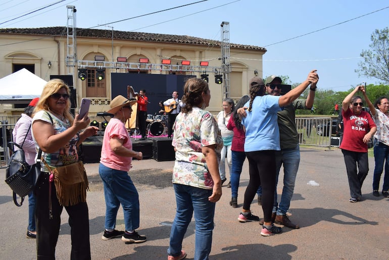 Los presentes disfrutaron de una fiesta popular con la actuación de los diferentes artistas que desfilaron el escenario.