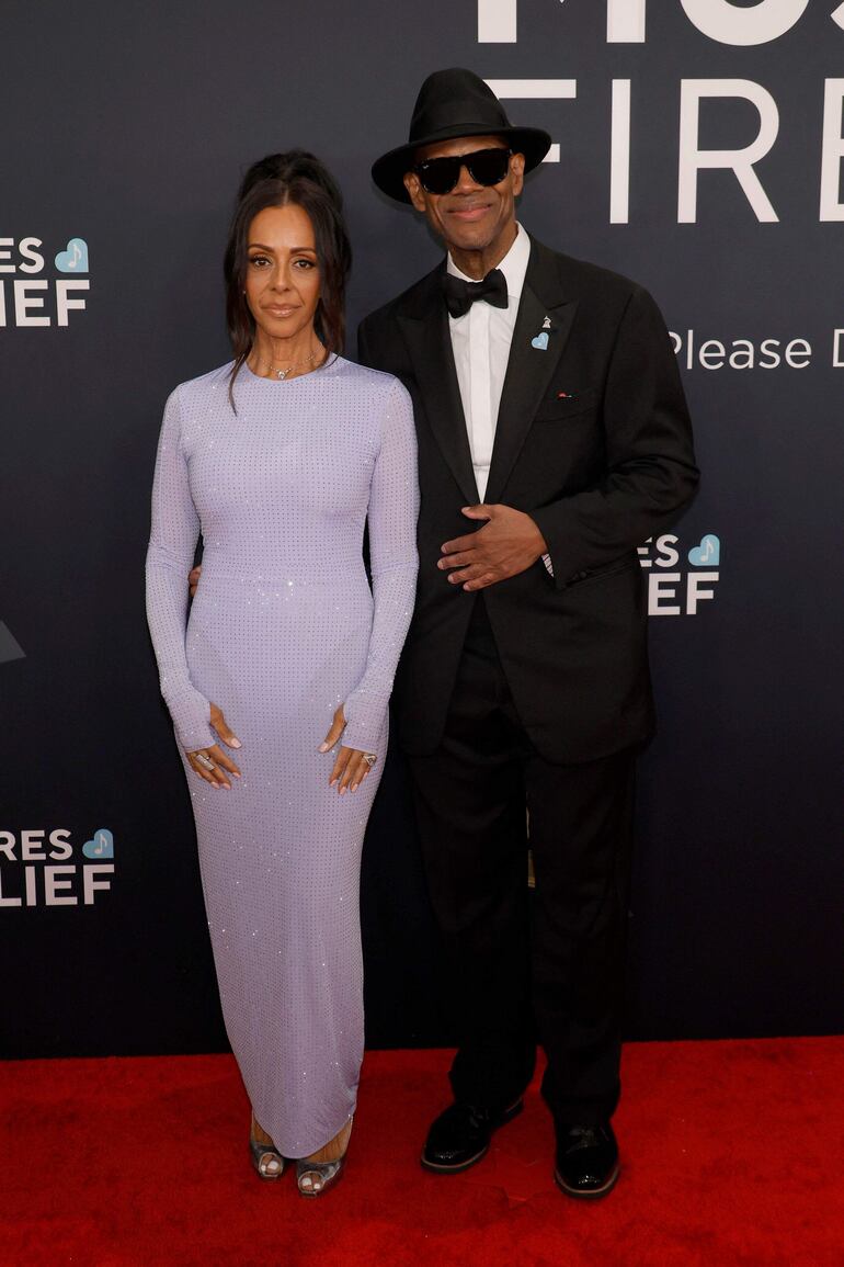 Lisa Padilla y Jimmy Jam no ocultaron su amor en la alfombra roja de los Grammy en Los Ángeles. (Frazer Harrison/Getty Images/AFP)
