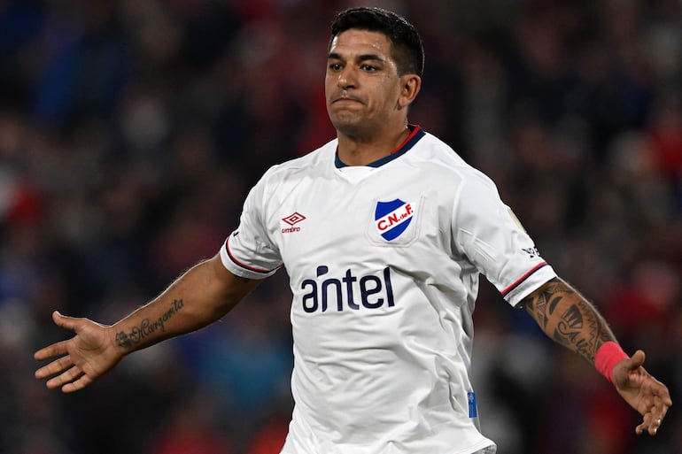 Diego Polenta celebra tras anotar el gol de la victoria para Nacional ante Metropolitanos.