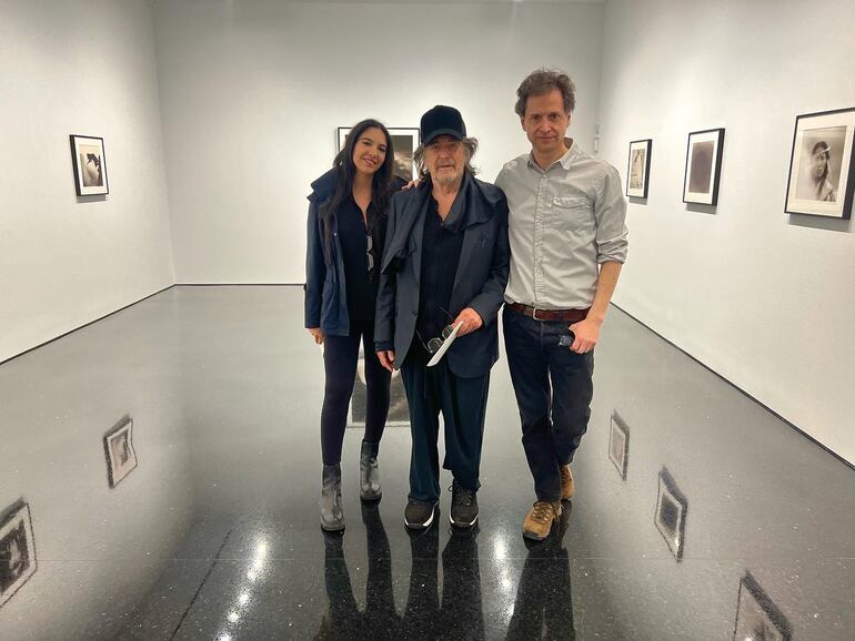 Al Pacino y Noor Alfallah junto al artista Bennett Miller, en abril pasado. (Instagram/Noor Alfallah)