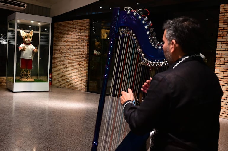 La cena fue en salón “Tirika” en el Quincho de Mburuvichá Roga, y el arpista Alcides Ovelar deleitó a los presentes con música paraguaya. 