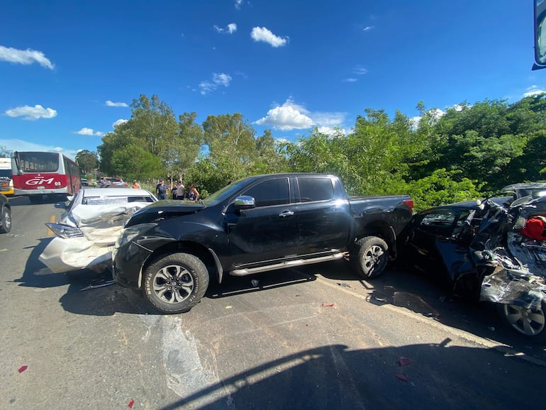 En estas condiciones quedaron tres de los seis vehículos involucrados e el accidente en Ypané.