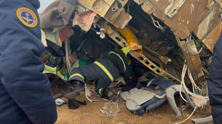 Miembros de los servicios de emergencias trabajan en el rescate de pasajeros de un avión que cubría la ruta entre la capital azerbaiyana, Bakú, y la ciudad rusa de Grozni, este miércoles. Al menos 32 personas han sobrevivido, informaron fuentes locales.