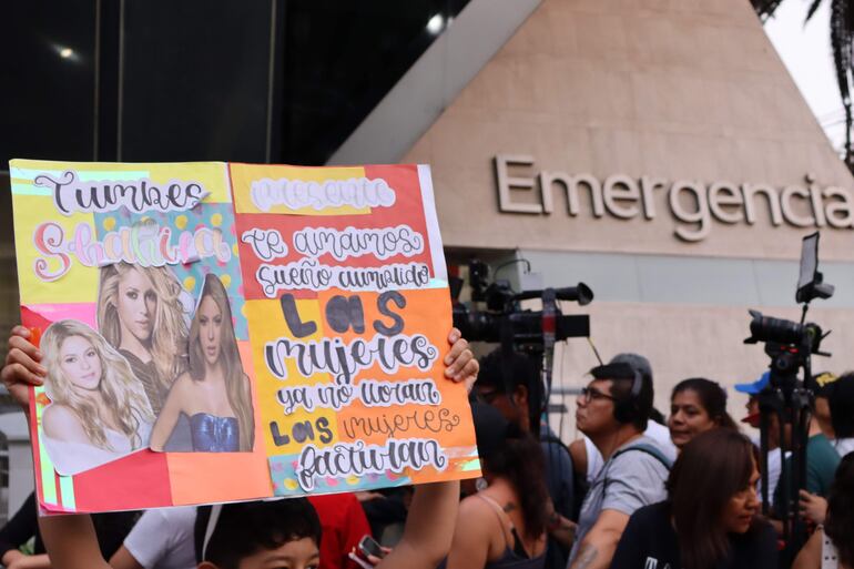 Fanáticos de la cantante colombiana Shakira esperan a las afueras de la clínica Delgado este domingo, en Lima (Perú). 