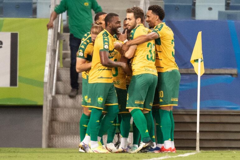 Los jugadores de Cuiabá festejan el gol de Isidro Pitta en un partido frente a Fortaleza por la Serie A en el estadio Arena Pantanal, en Cuiabá, Brasil.