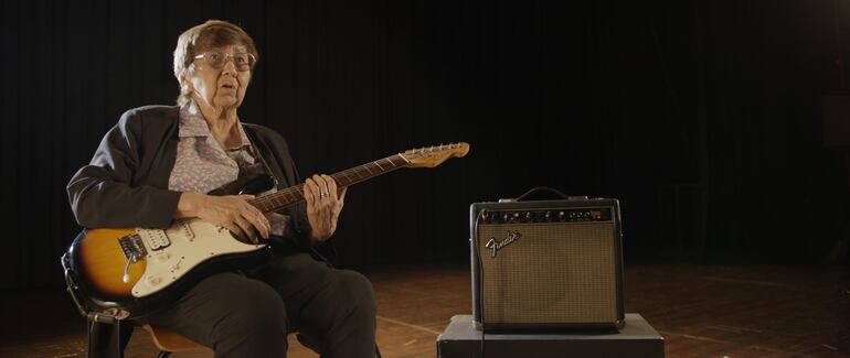 La recordada guitarrista "Catunga" Pereira en una escena del documental "Sobrevive la música".