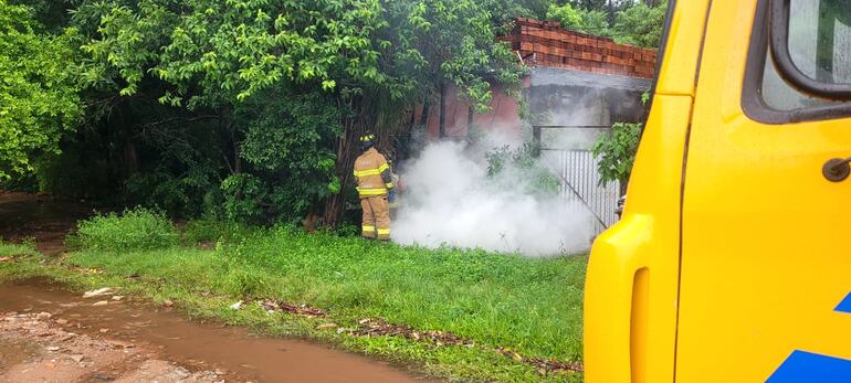 un bombero amarillo extingue un incendio