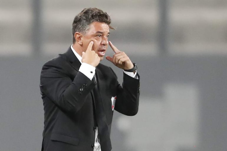 El entrenador de River Marcelo Gallardo dirige en un partido de la Copa Libertadores entre Alianza Lima y River Plate en el estadio Nacional en Lima (Perú). 
